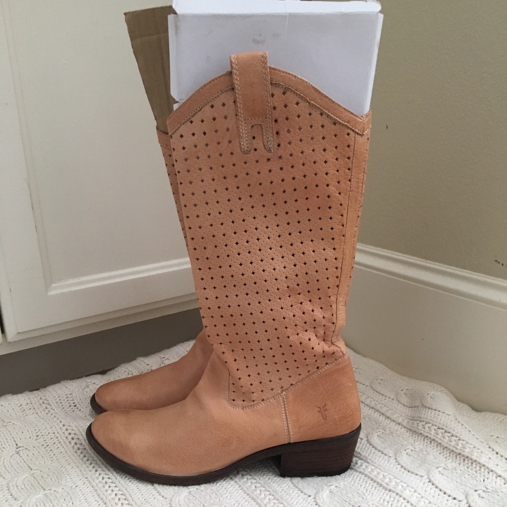 NWOT Frye Carson boots ✨